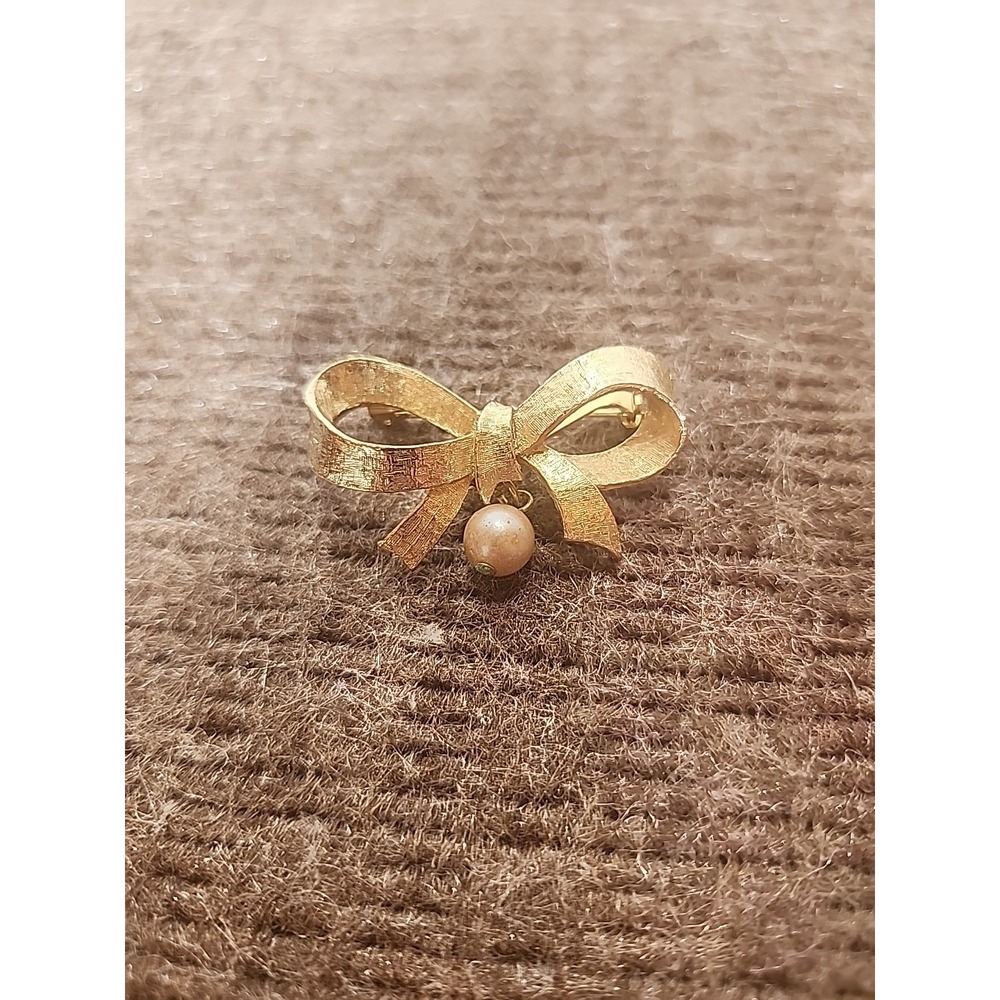 Dubarry FA Makers Mark Pin Bow With Faux Pearl